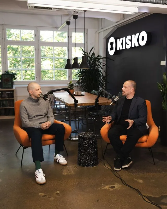 Antti ja Vesa mikrofonien ääressä Kiskon tiloissa